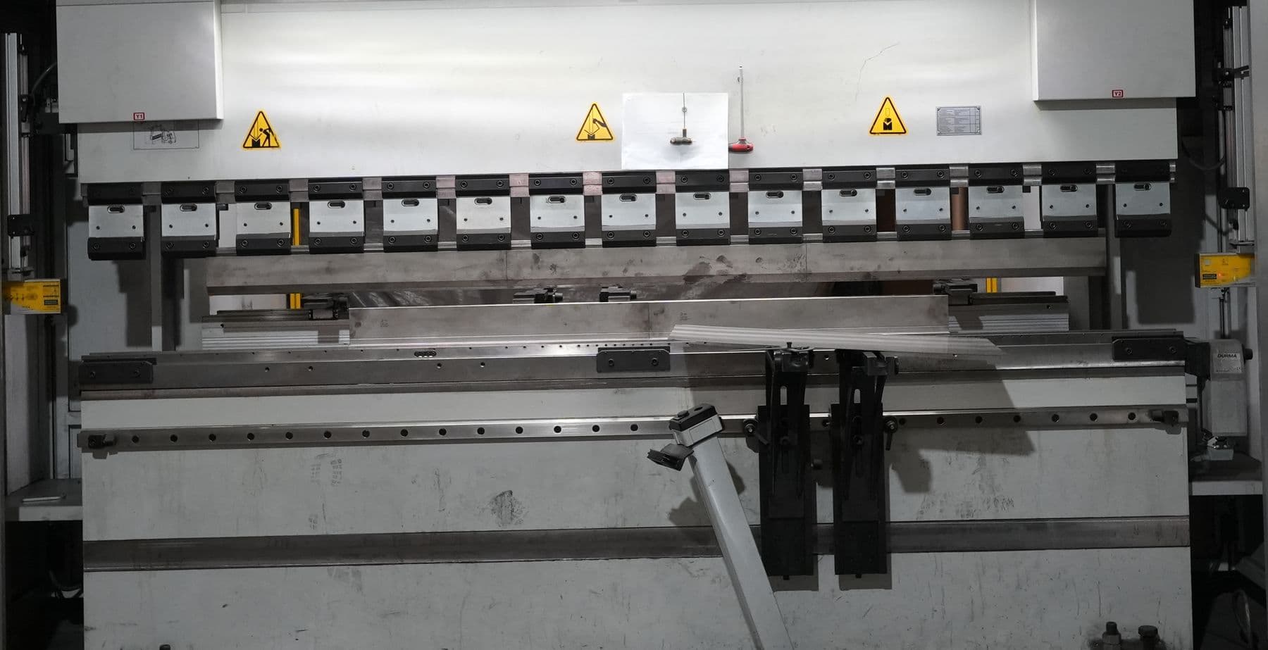 Güven Paslanmaz CNC abkant presin üst takım sırası ve alt kalıp bölgesi, yakın çekim