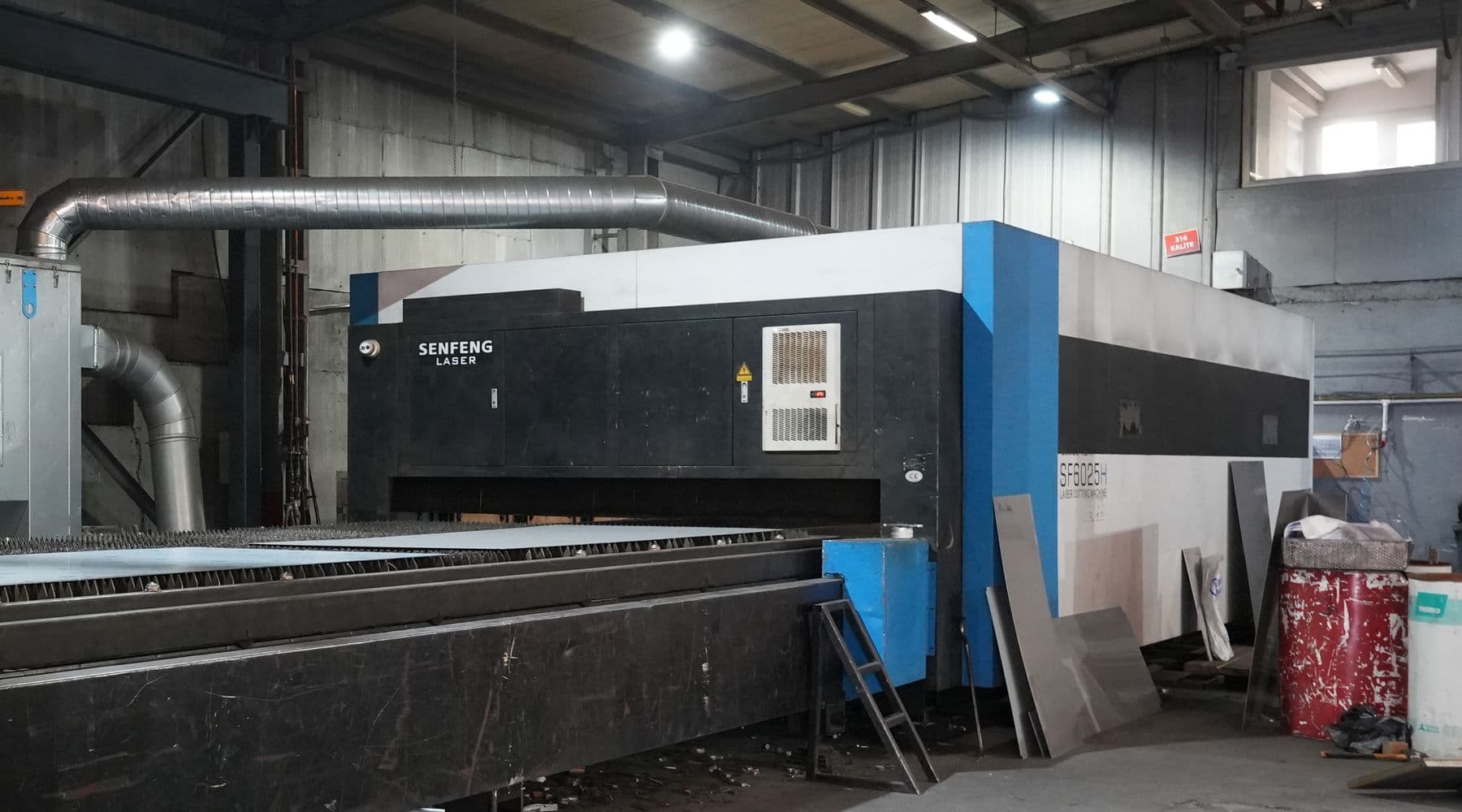 Güven Paslanmaz CNC lazer kesim makinesinin kesim kabini ve tablası, yan taraftan görünüm